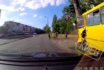 "Он пьяный или что?": в сети показали видео ДТП с киевской маршруткой