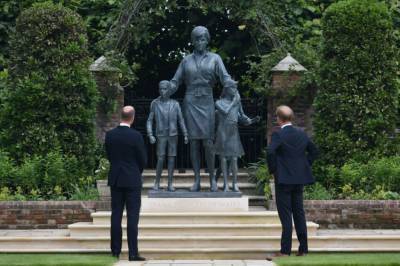 В Кенсингтонском дворце открыли памятник принцессе Диане (фото)