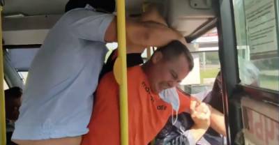 "Вы ему сломаете руки!": В Татарстане полицейские скрутили и выволокли мужчину из автобуса из-за маски на подбородке