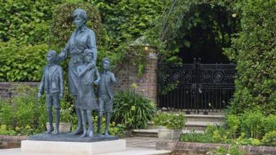 Принцы Гарри и Уильям торжественно открыли памятник леди Ди в день ее 60-летия