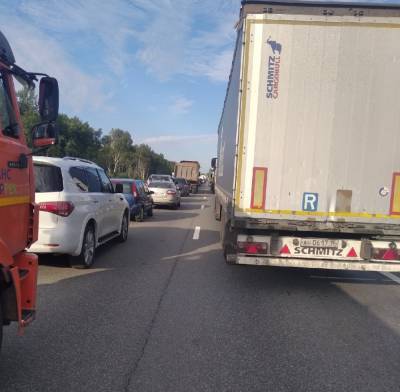 «Полоса перекрыта, а ремонтных работ нет»: водители продолжают стоять в пробках на Мурманском шоссе