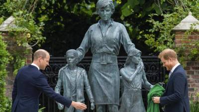 Памятник принцессе Диане в день 60-летия