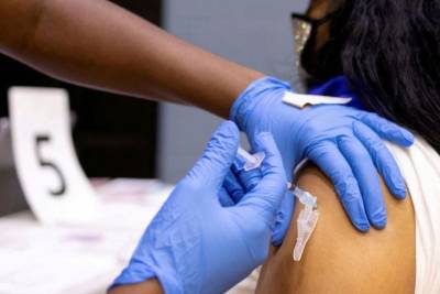 В США заявили, что почти 55% американцев полностью вакцинировались от коронавируса