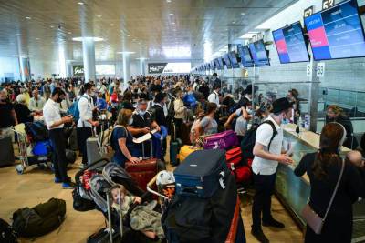 Восемь отказов от «комиссии по исключениям» и снятие с рейса: Израиль не пускает сына к умирающей маме