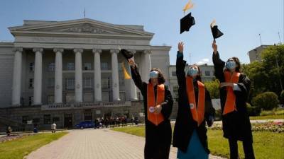 Путин поздравил окончивших вузы со всероссийским студенческим выпускным