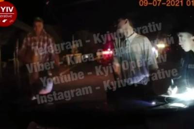 Ниндзя из Фастова: неадекват с разбега протаранил авто патрульных и попал на видео