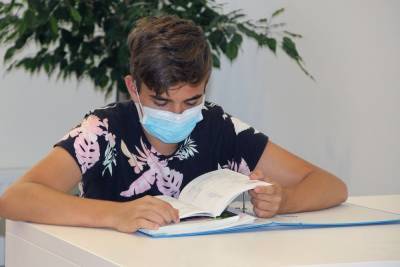 Вакцинированным учащимся в США разрешили не носить маски в школах