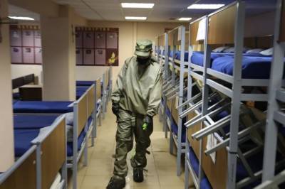Военкоматы Петербурга дезинфицируют бойцы подразделений радиационной, химической и биологической защиты