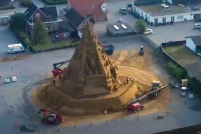 Самый высокий песчаный замок в мире возвели в Дании