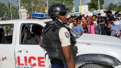 Жители Гаити собрались у посольства США с просьбами об убежище