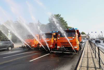 В Петербурге из-за аномальной жары усилят полив улиц