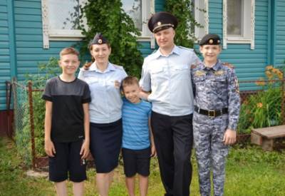 Майор Оксана + майор Андрей живут в Кунгурском округе, воспитывают троих сыновей и строят дом