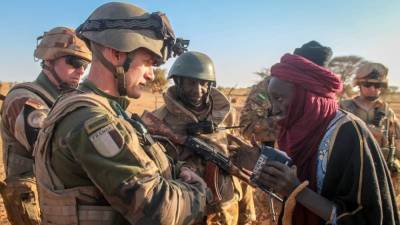 Франция закрывает свои военные базы в Мали