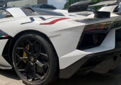 Киевские таможенники выявили нелегально завезенный в Украину суперкар Lamborghini Aventador. ФОТО