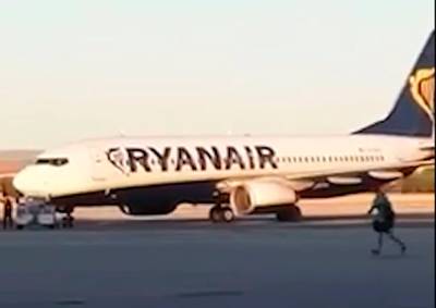 Видео: опоздавший пассажир пытался догнать самолет по взлетной полосе