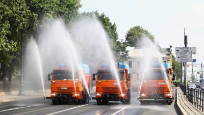 Во время жары улицы Петербурга будут чаще поливать водой