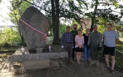 Польская молодёжь восстановила осквернённый памятник военнопленным из СССР