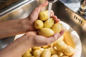 Как в домашних условиях отмыть руки от молодой картошки