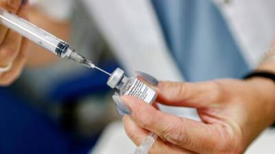 Иммунолог в Израиле: кому не хватит вакцины Pfizer - может привиться Moderna