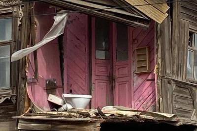 В Астрахани сносят дом с розовым туалетом