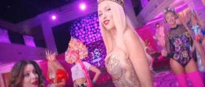 Полякова клонировала себя в новом клипе «Взрослая девочка»