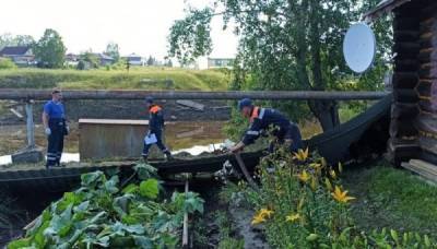 Свердловские спасатели просушили 112 жилых домов, пострадавших от паводка