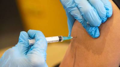EMA заявило, что вакцины Pfizer и Moderna могут вызвать проблемы с сердцем - vm.ru