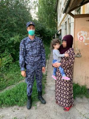 В Ульяновске росгвардейцы доставили потерявшегося ребенка матери