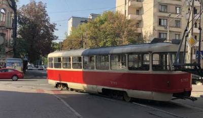 В Киеве водитель перекрыл проезд трамваю и нарвался на месть пассажира