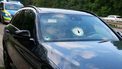 Небезопасный автобан: пассажирке автомобиля бросили булыжник в голову