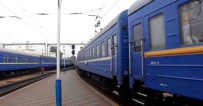 Под Киевом поезд сошел с рельсов: часть рейсов задерживаются