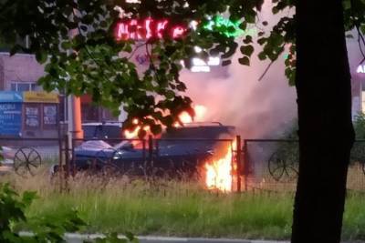 На улице Новоселов в Рязани ВАЗ загорелся после столкновения с Honda