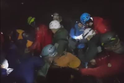 Появилось видео спасения туристов после камнепада в горах КБР