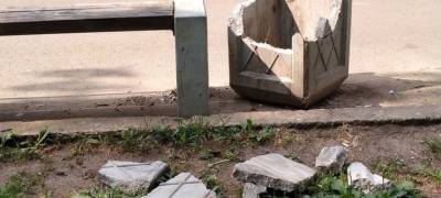 В Петрозаводске вандалы разломали каменную урну