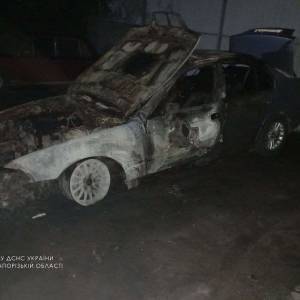 Ночью в Шевченковском районе Запорожья сгорел BMW. Фотофакт