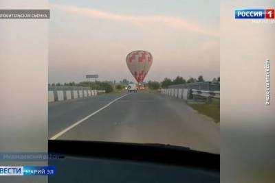 В пригороде Йошкар-Олы на дорогу приземлился воздушный шар