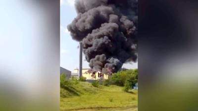 Охваченный пламенем лакокрасочный завод в Воронежской области сняли на видео