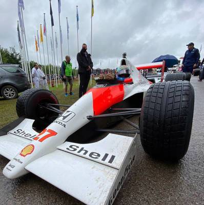 Даниэль Риккардо за рулём McLaren Айртона Сенны