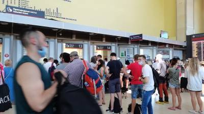 Жители Петербурга переполнили Финляндский вокзал в попытках уехать за город