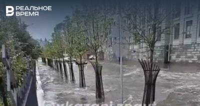 В Казани прошел сильный дождь — в соцсетях публикуют фото и видео непогоды