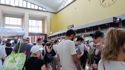Финляндский вокзал в Петербурге вновь переполнился желающими поехать за город