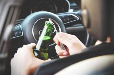 У Маріуполі водій врізався в машину і почав пити пиво