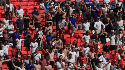 УЕФА оштрафовал англичан за хулиганство фанатов в матче с Данией
