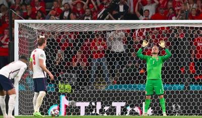 УЕФА оштрафовал Англию за попытку фанатов ослепить вратаря Дании на полуфинале ЧЕ