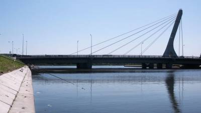 Лодка врезалась в мост Ахмата Кадырова в Петербурге и перевернулась