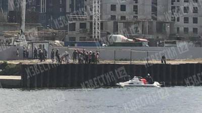 В Петербурге катер с пассажирами врезался в мост и перевернулся