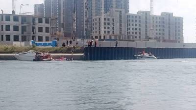 Моторная лодка с людьми врезалась в опору моста в Петербурге