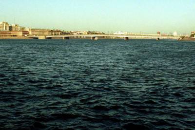 Лодка с людьми влетела в опору петербургского моста имени Кадырова