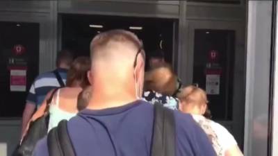 Появилось видео с переполненным петербуржцами Финляндским вокзалом - piter.tv - Зеленогорск