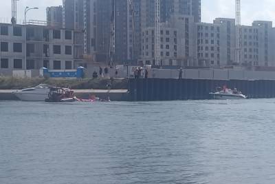 Моторная лодка с детьми влетела в опору моста Кадырова и перевернулась